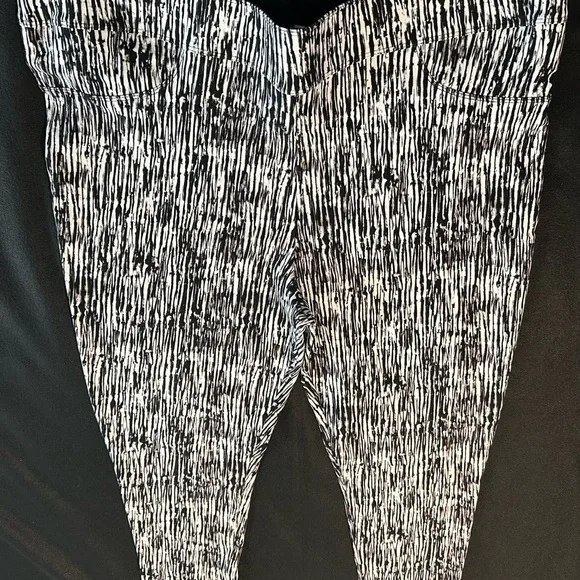 Slim Factor by Investments Black and White Vertical Abstract Patterned Leggings - Picture 4 of 4
